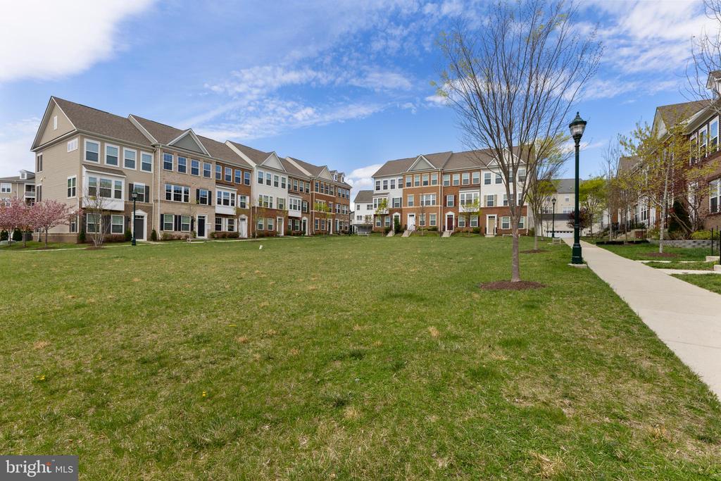 12831 CLARKSBURG SQUARE RD