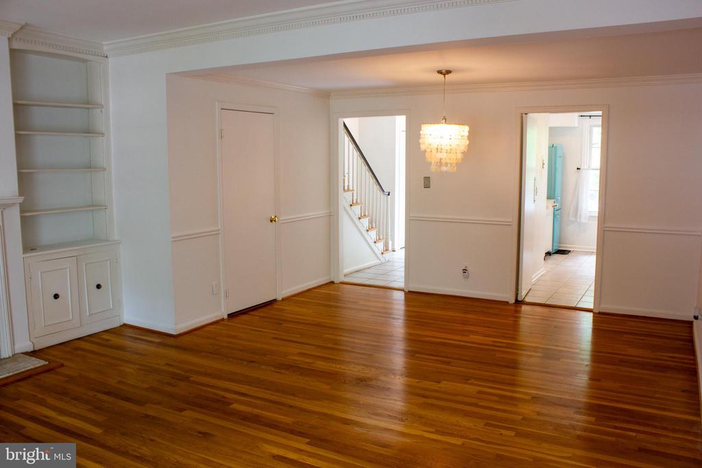 3517 CHEVY CHASE LAKE DR