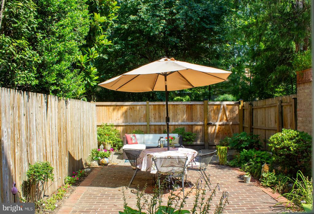 3517 CHEVY CHASE LAKE DR