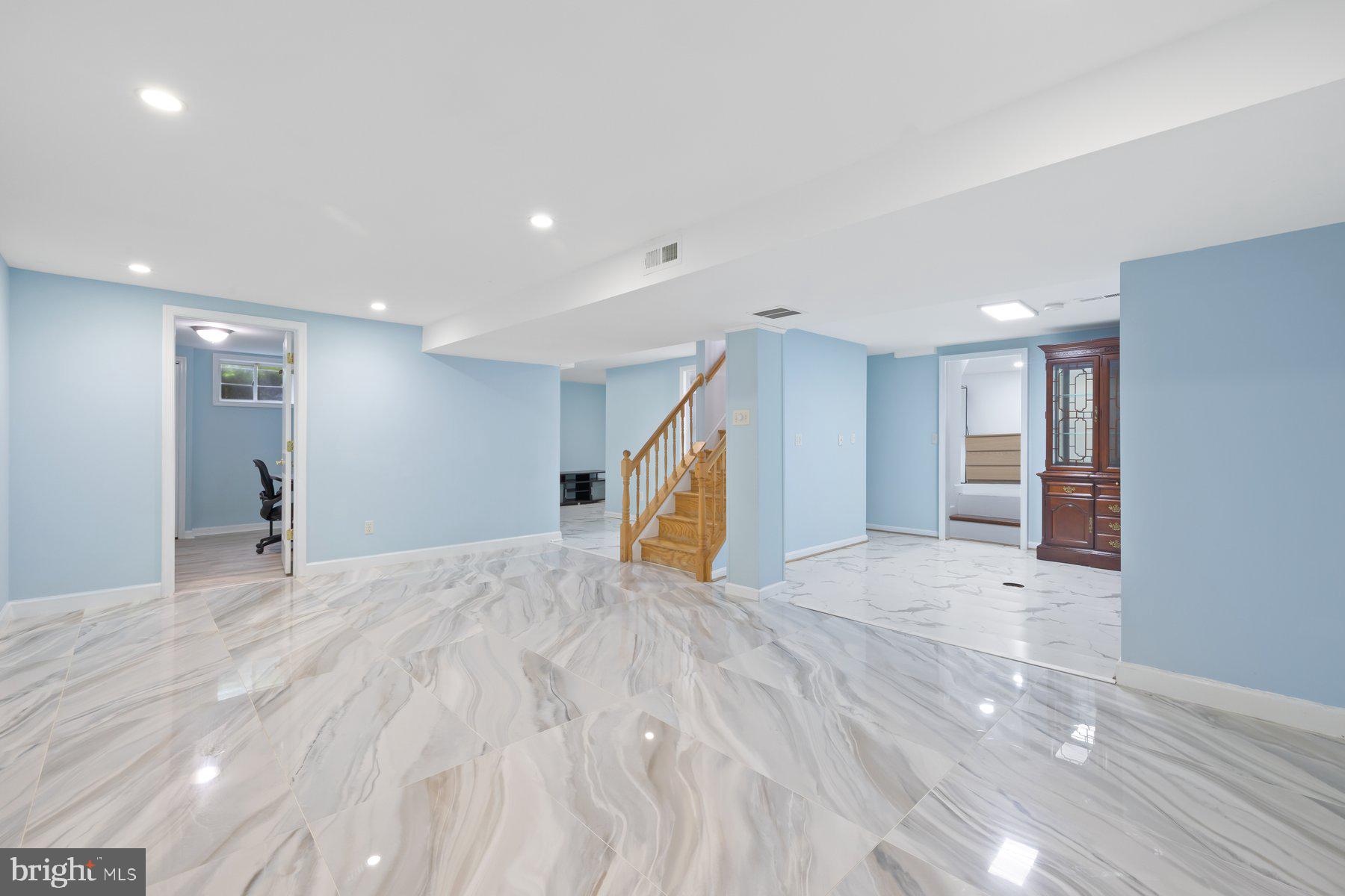 2913 COLLINS AVE