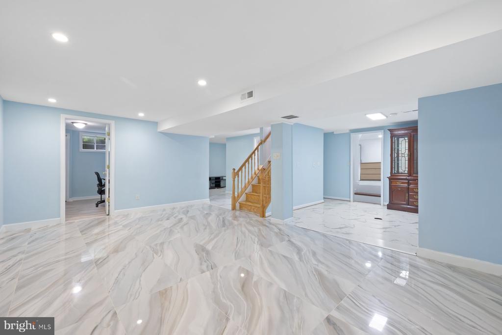 2913 COLLINS AVE