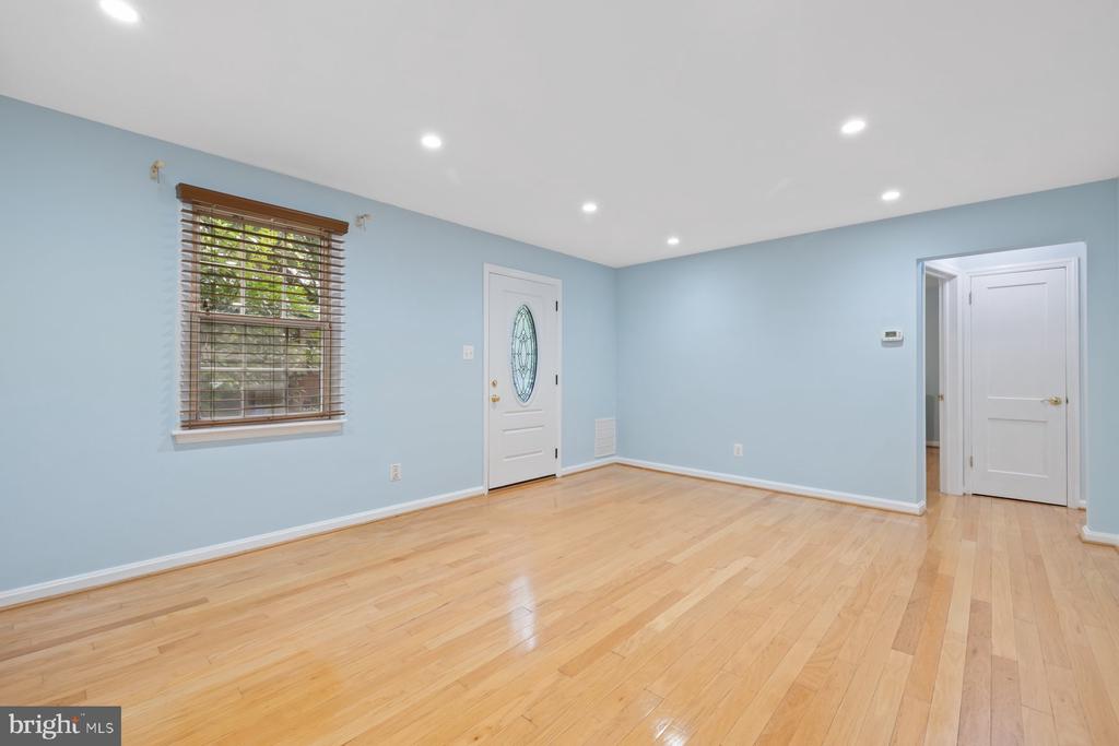 2913 COLLINS AVE