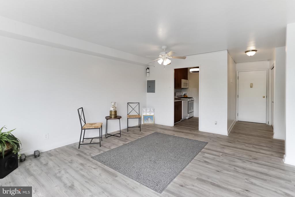 1900 LYTTONSVILLE ROAD 802