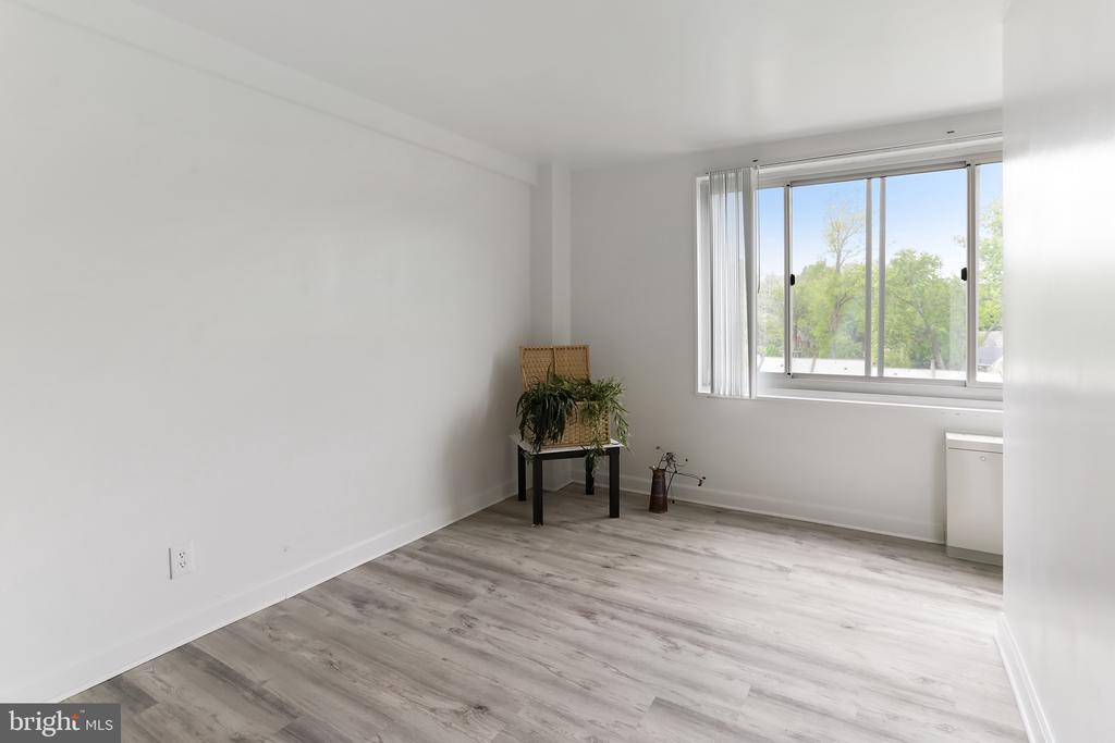 1900 LYTTONSVILLE ROAD 802