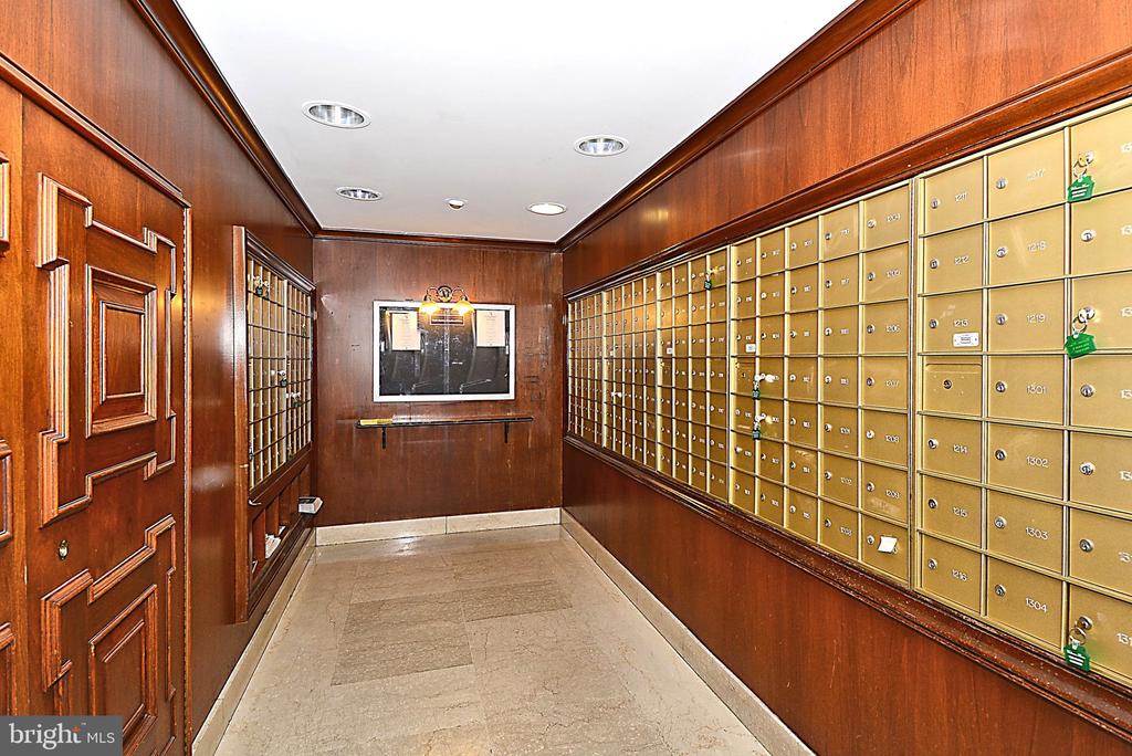 1900 LYTTONSVILLE ROAD 802