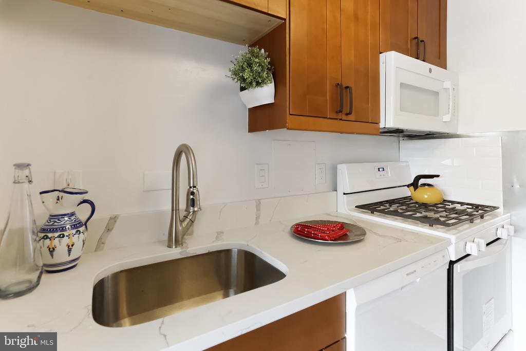 1900 LYTTONSVILLE ROAD 802