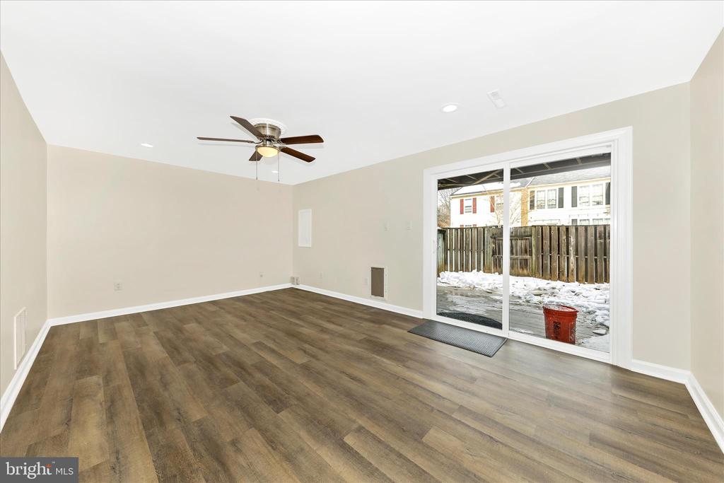 9923 MAPLE LEAF DRIVE
