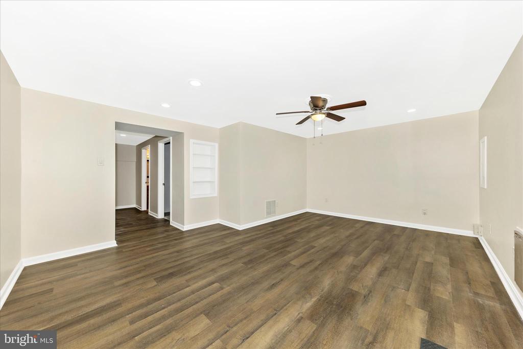 9923 MAPLE LEAF DRIVE