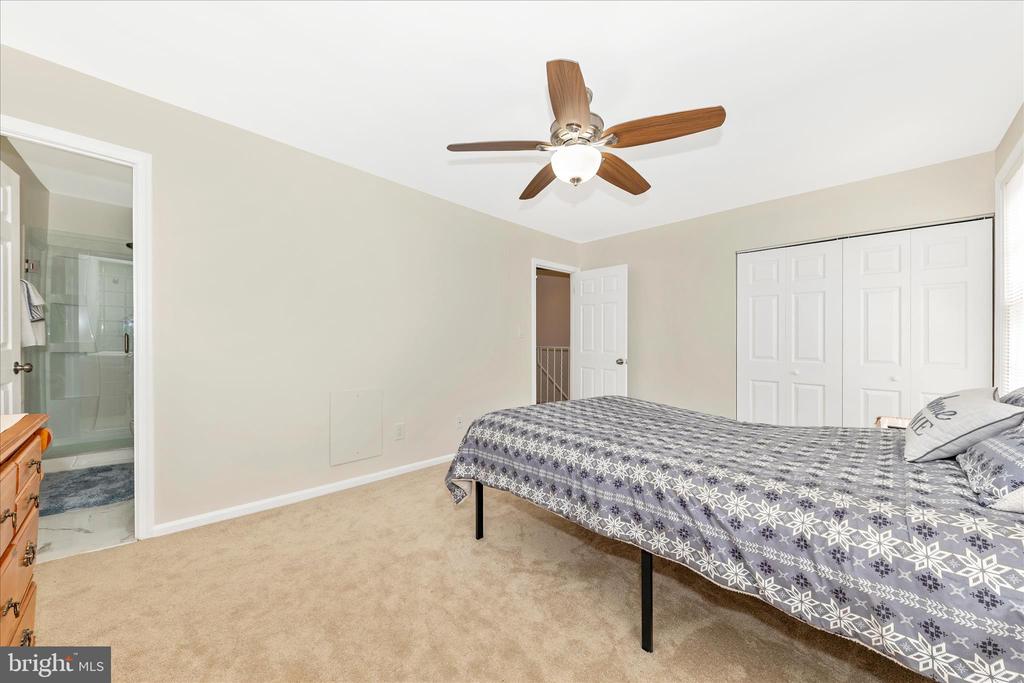 9923 MAPLE LEAF DRIVE