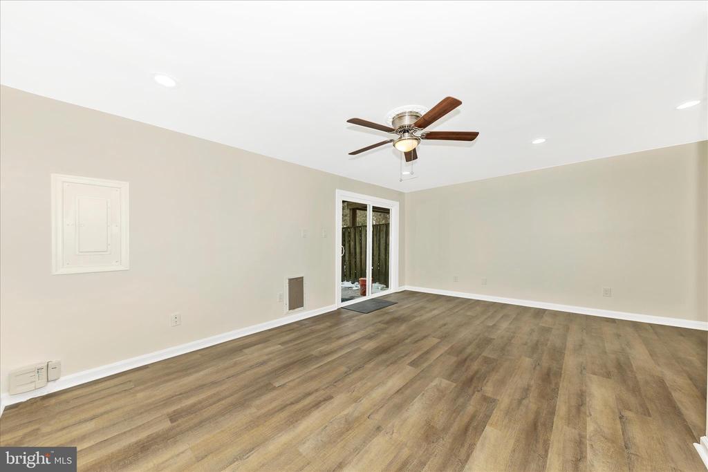 9923 MAPLE LEAF DRIVE