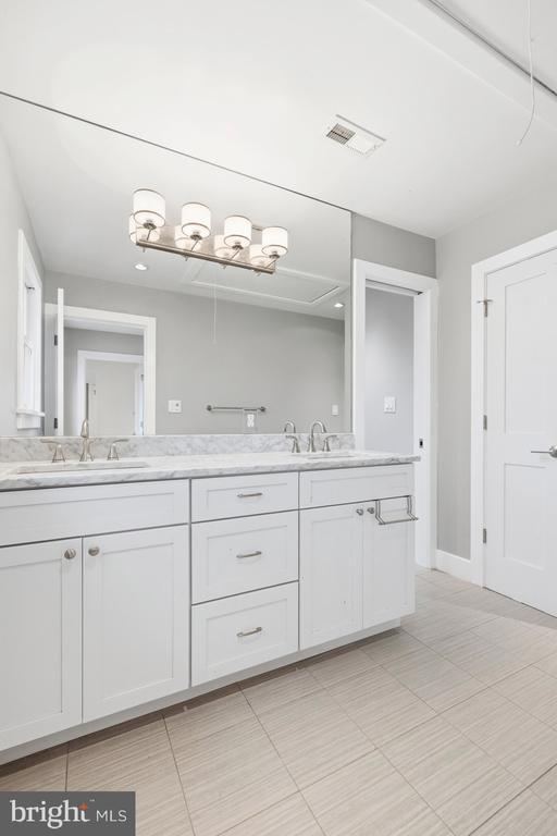 11106 ORLEANS WAY