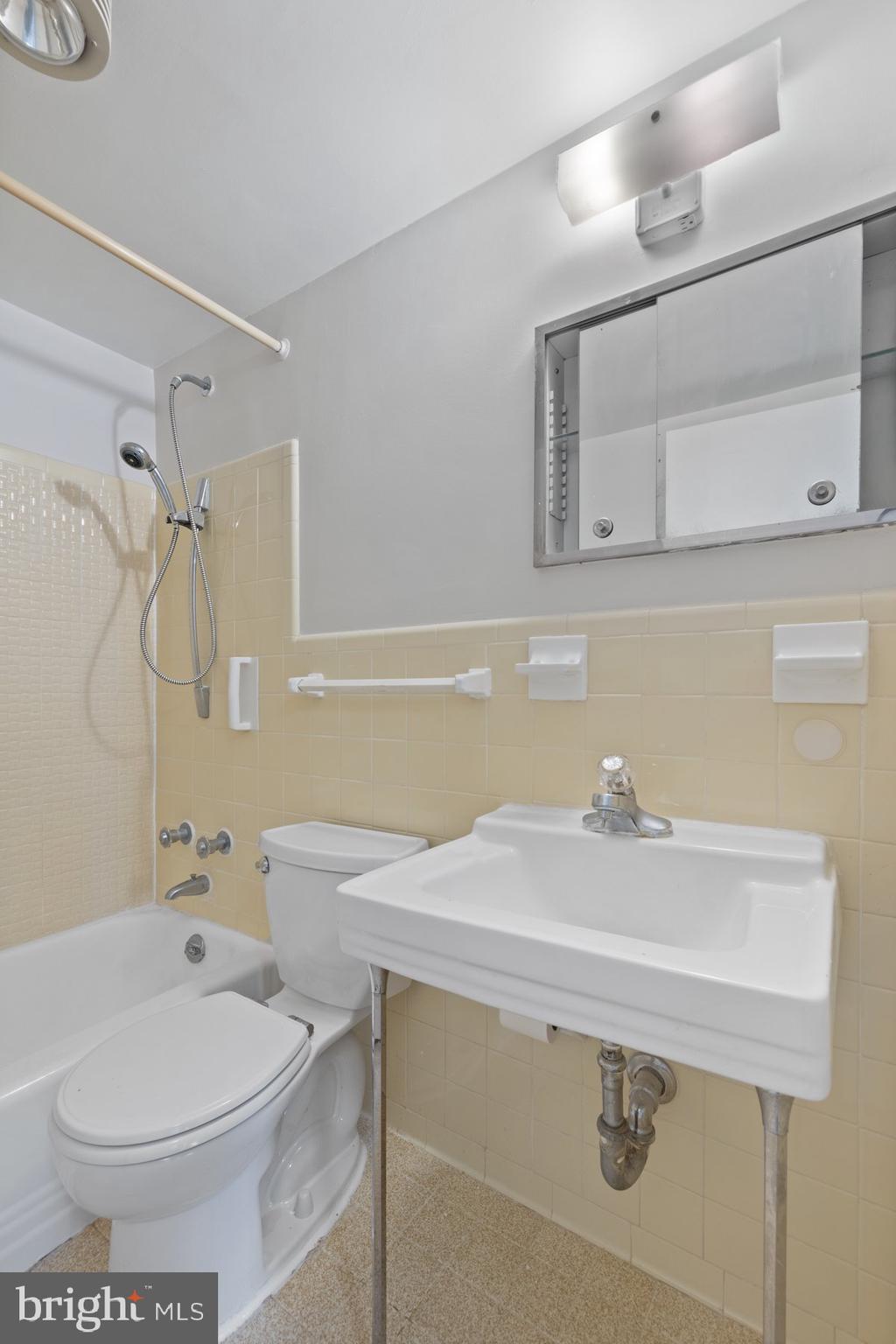 10201 GROSVENOR PLACE 923