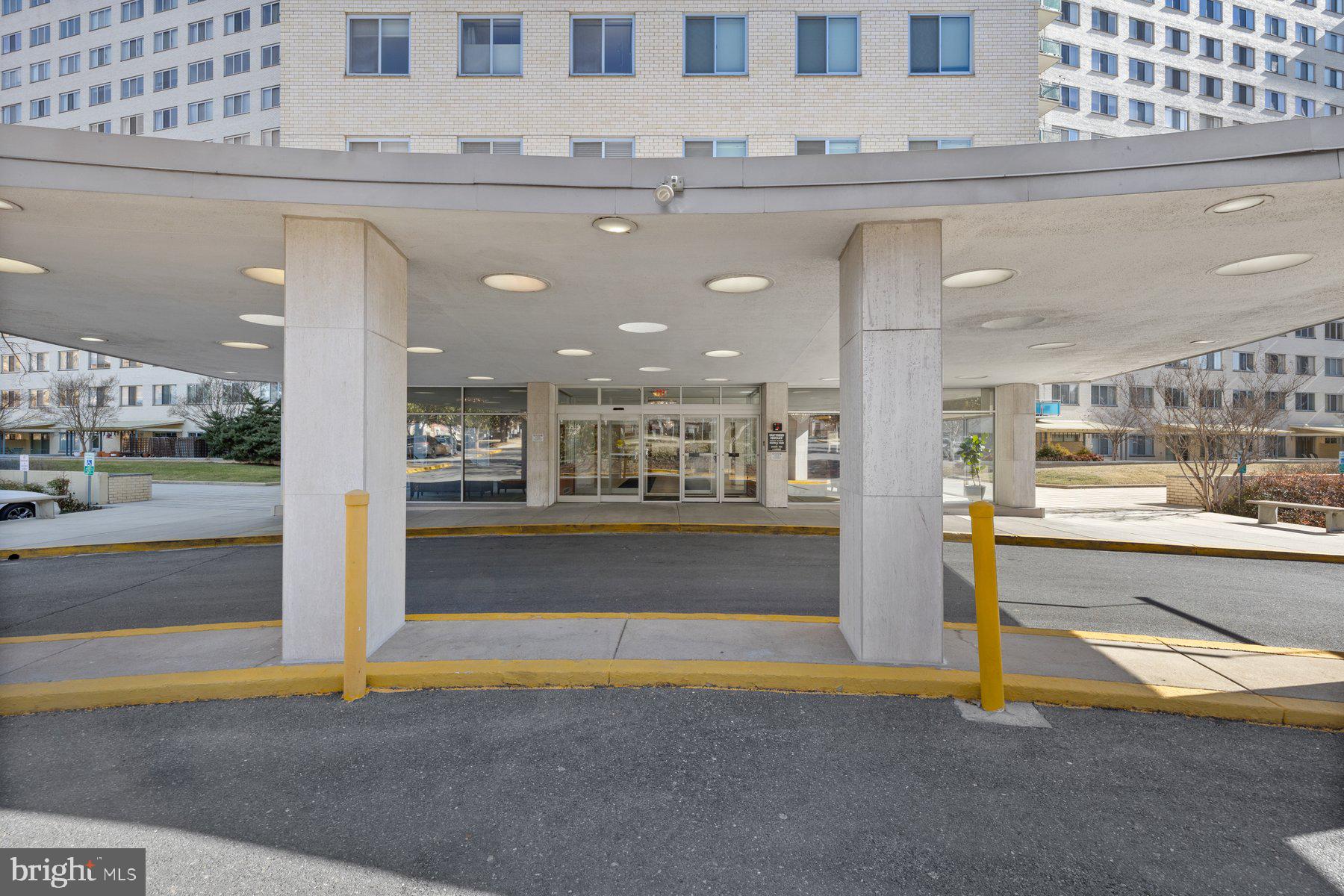 10201 GROSVENOR PLACE 923