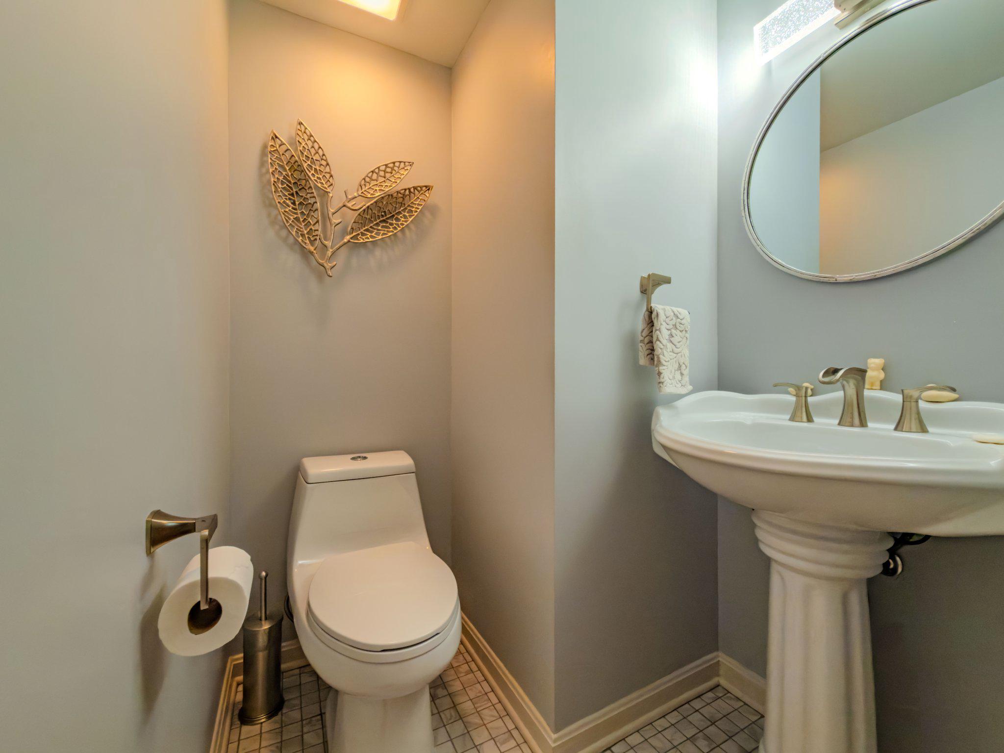 870 BAYRIDGE DRIVE