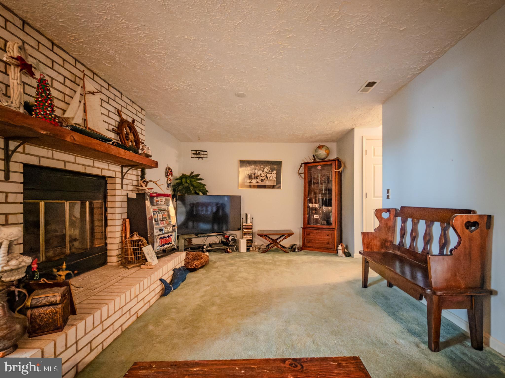 870 BAYRIDGE DRIVE
