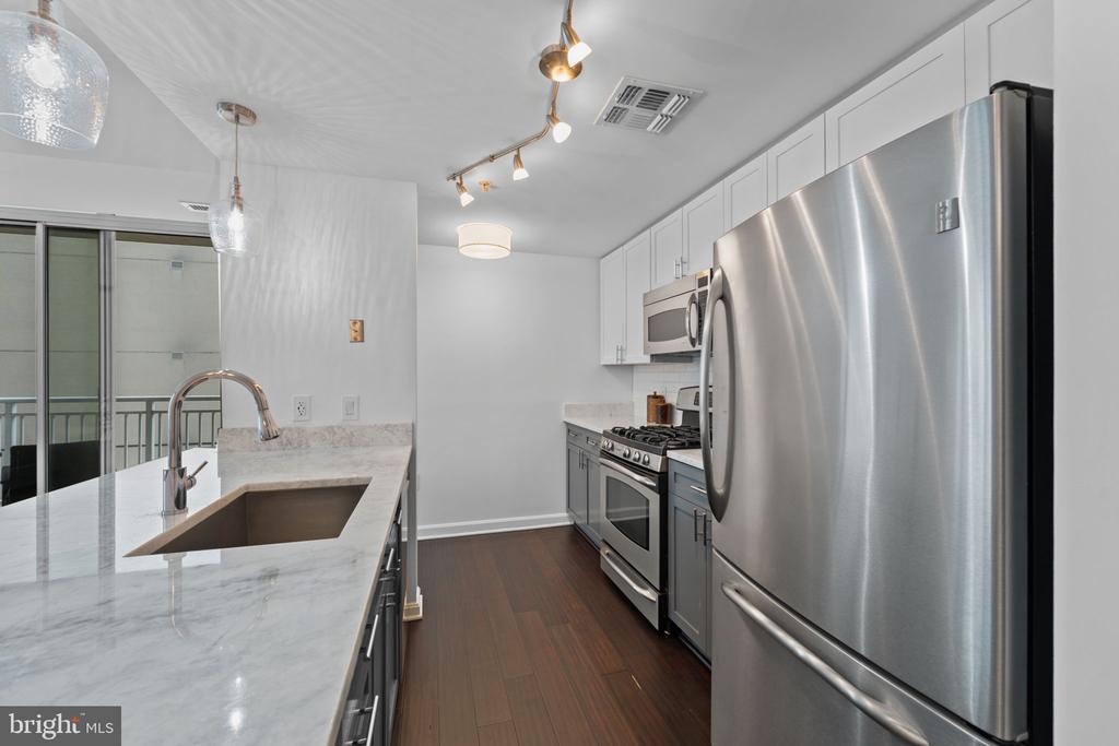 930 WAYNE AVENUE Unit: 610