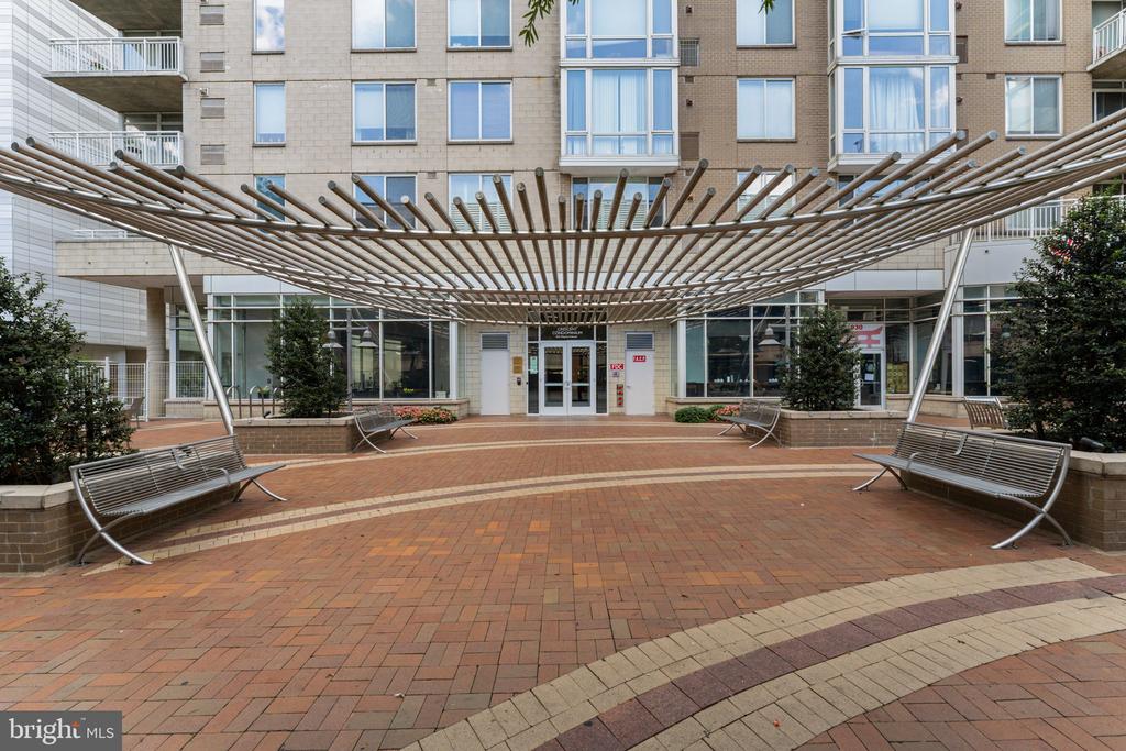 930 WAYNE AVENUE Unit: 610