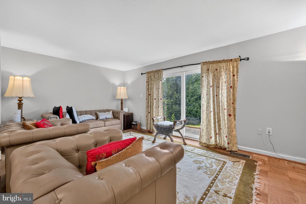 786 COLLEGE PARKWAY