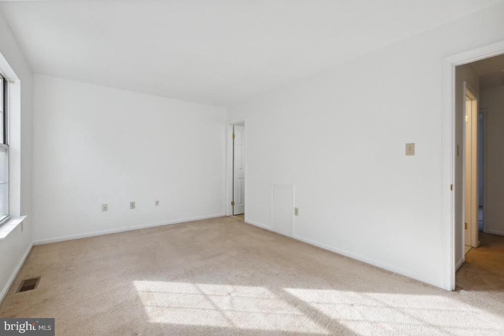 18221 FOX CHASE CIRCLE