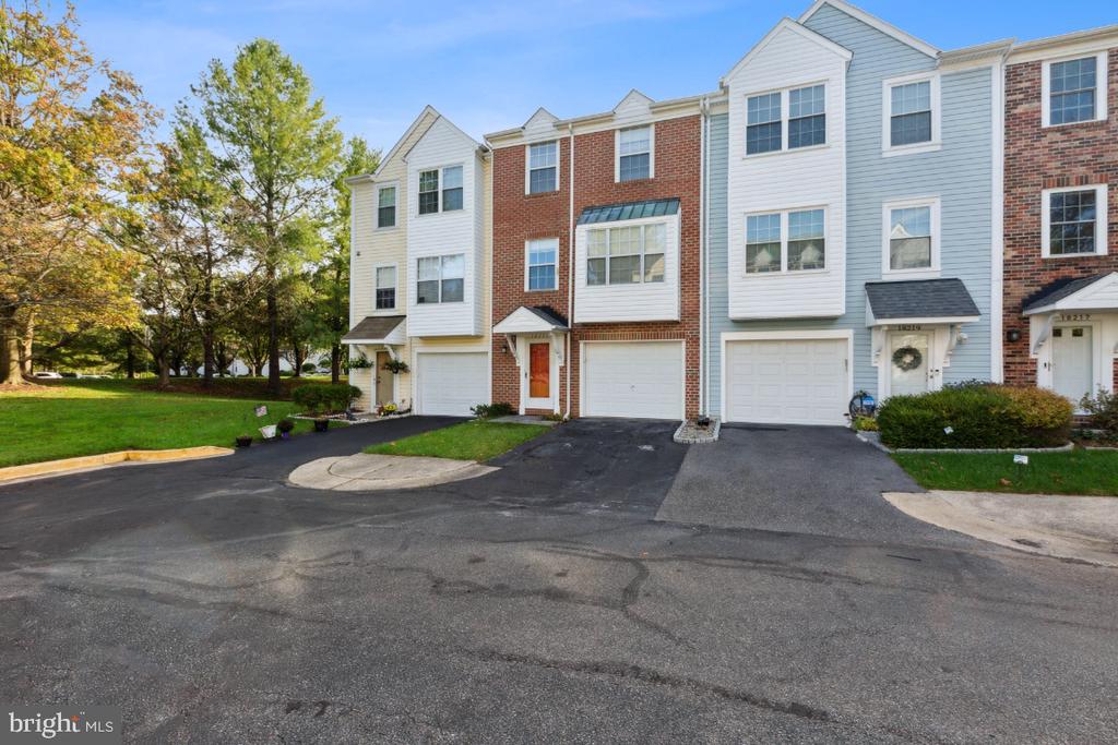 18221 FOX CHASE CIRCLE