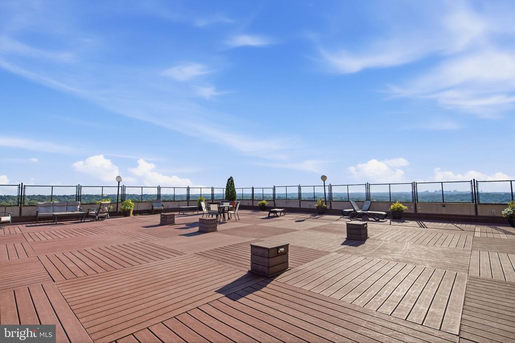 4515 WILLARD AVENUE Unit: 2415S