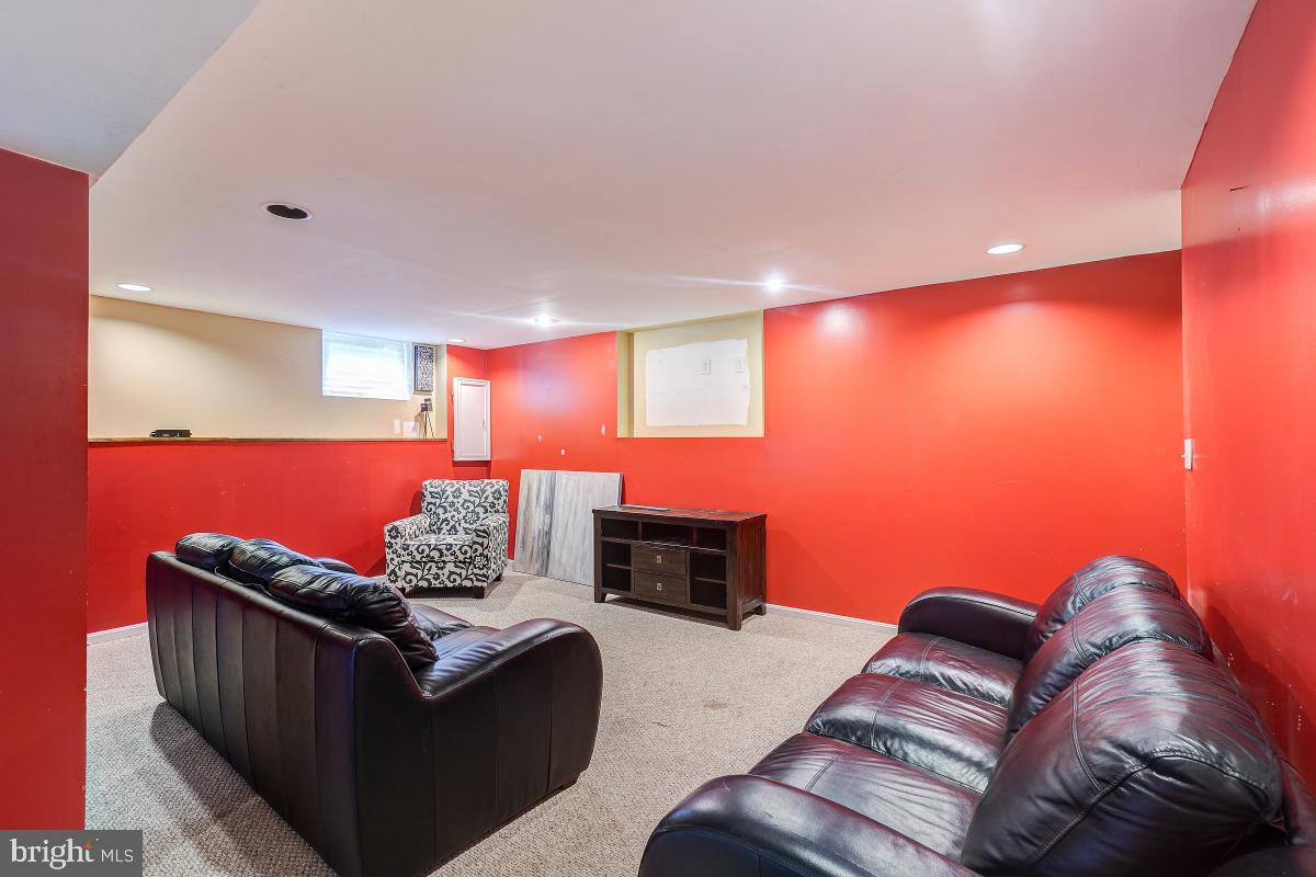 15409 Pine Tree COURT