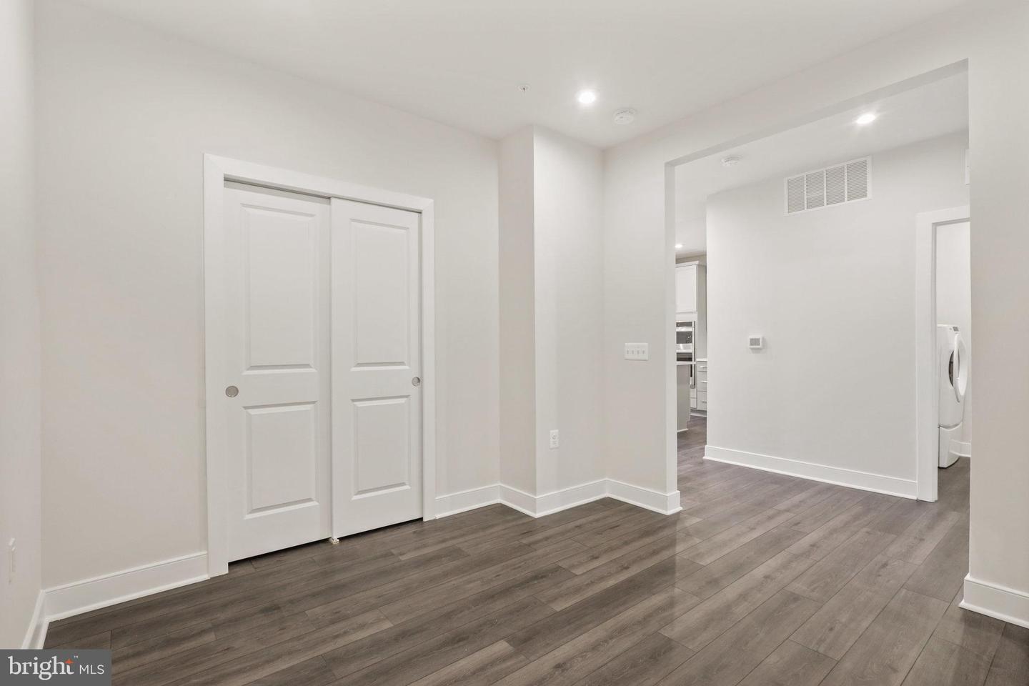 100 Saint Ives PLACE Unit: 3004