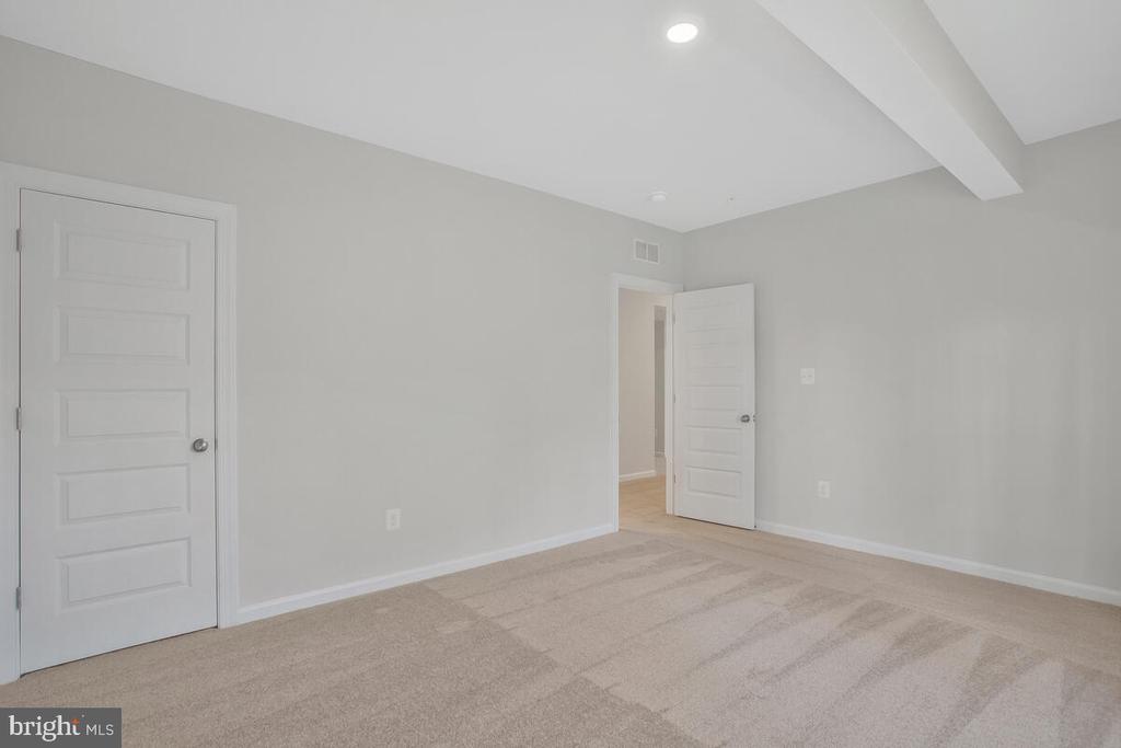 5612 SAVANNAH DRIVE