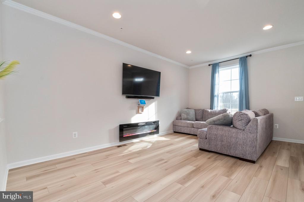 1041 FLESTER LN