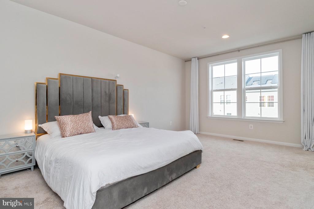 1041 FLESTER LN