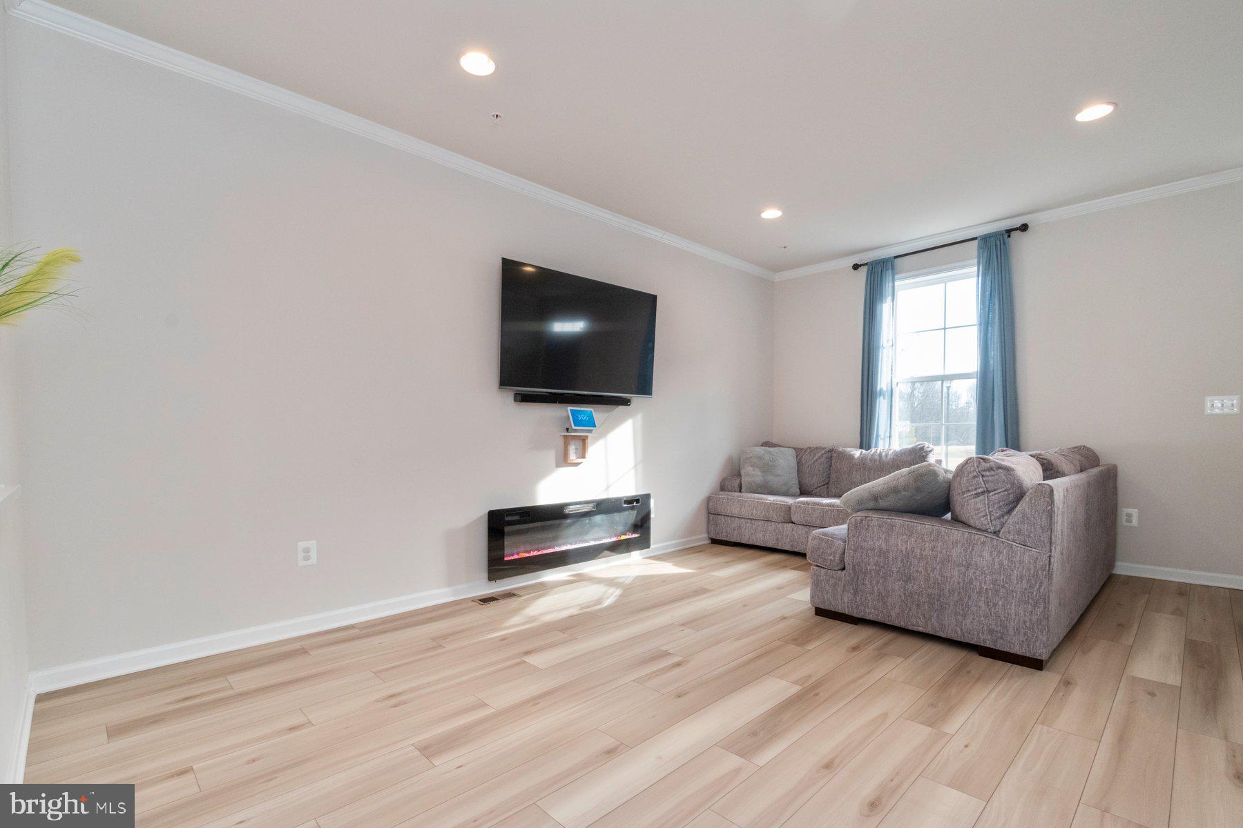 1041 FLESTER LN