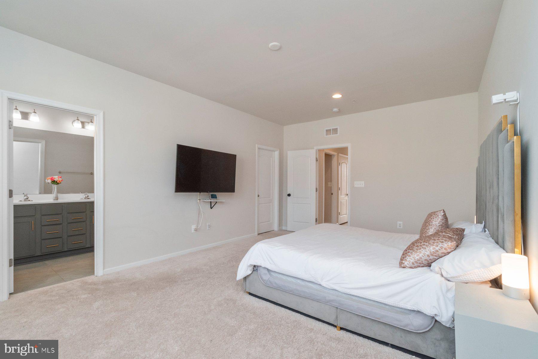 1041 FLESTER LN