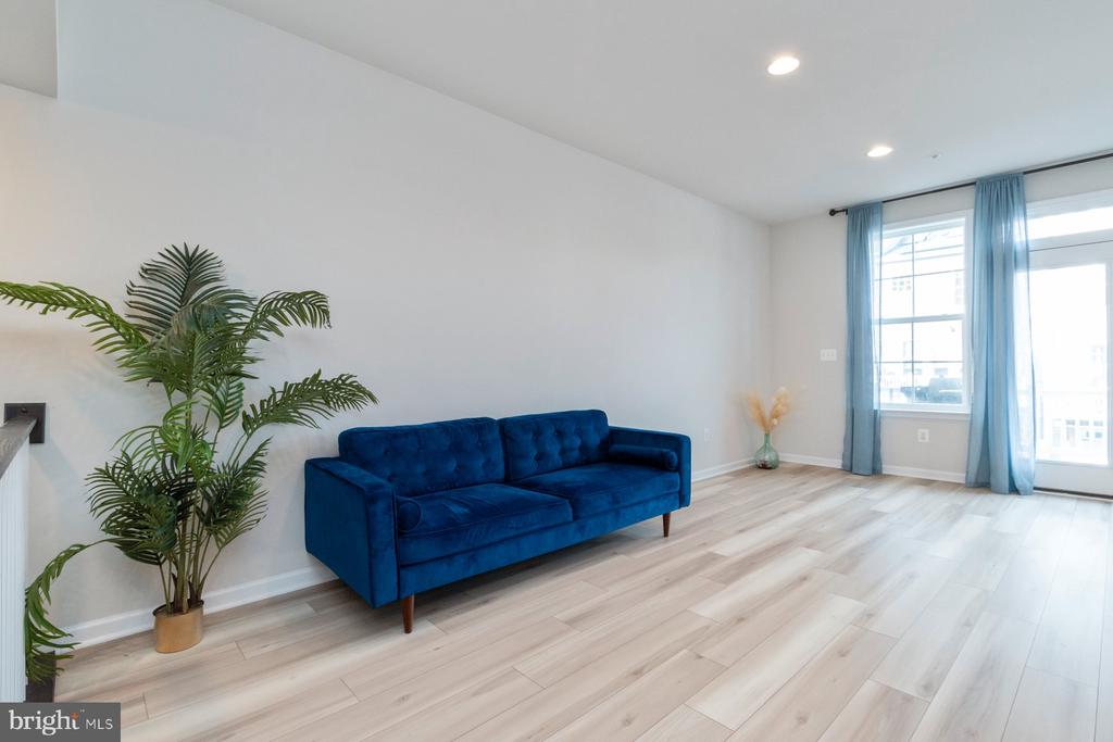 1041 FLESTER LN
