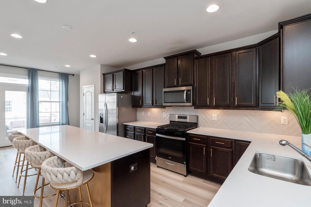 1041 FLESTER LN