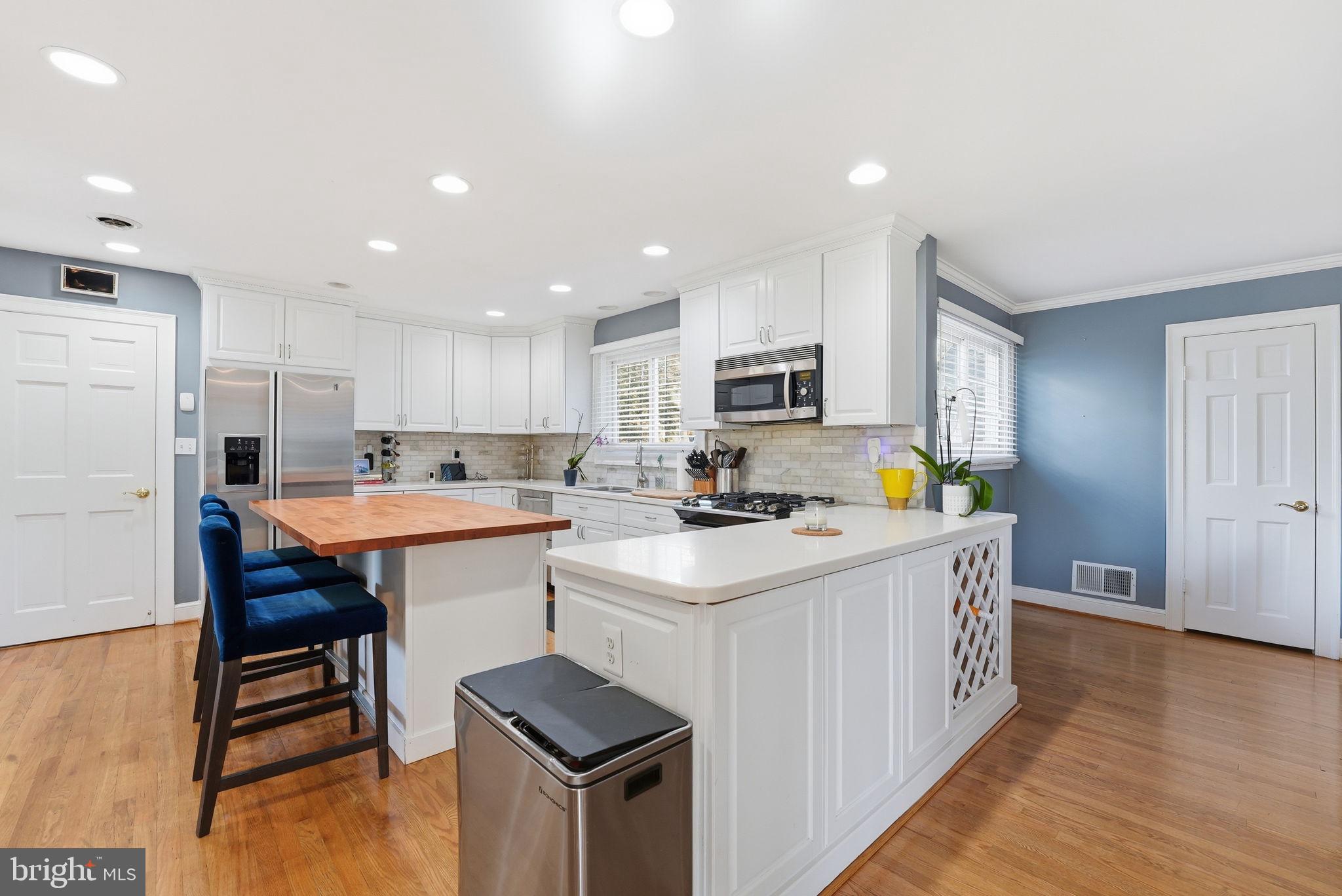 121 RIVER FOREST LANE
