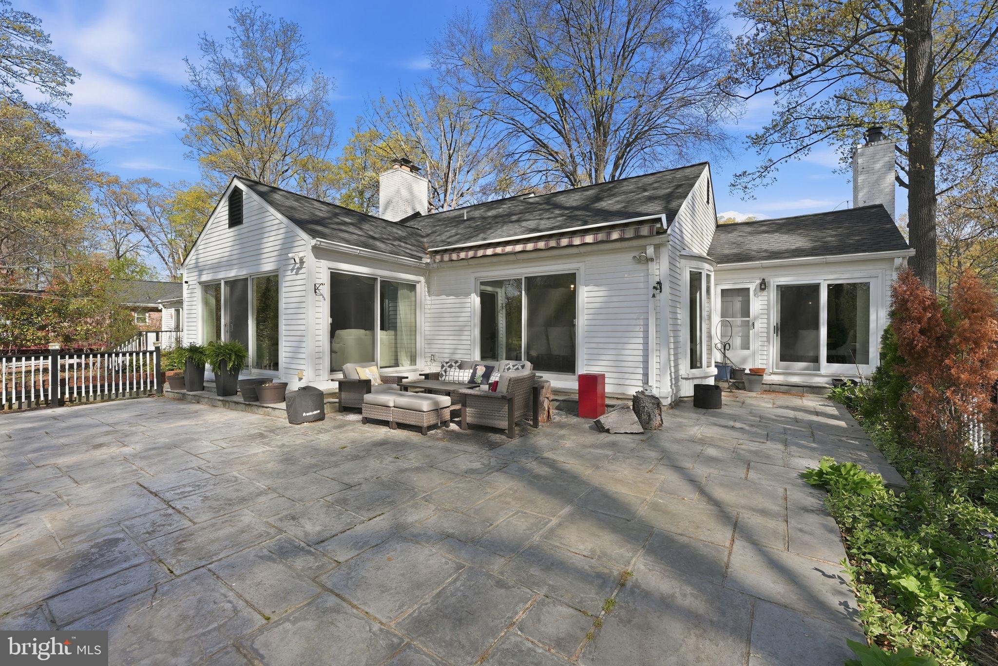 121 RIVER FOREST LANE