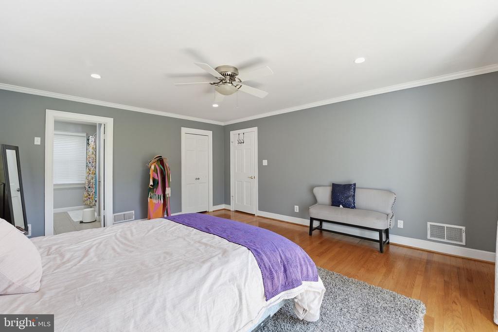 121 RIVER FOREST LANE