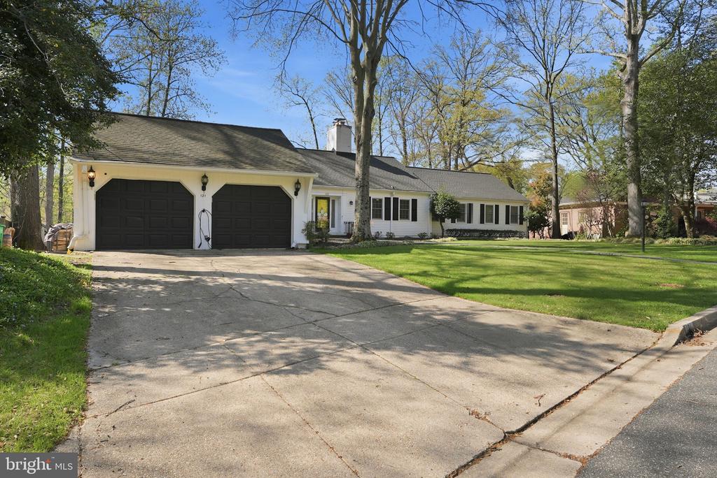121 RIVER FOREST LANE