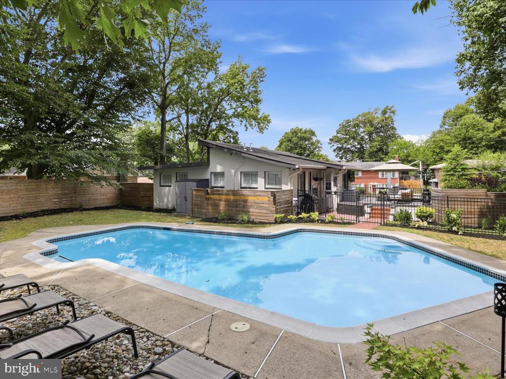6410 BUSHEY DRIVE