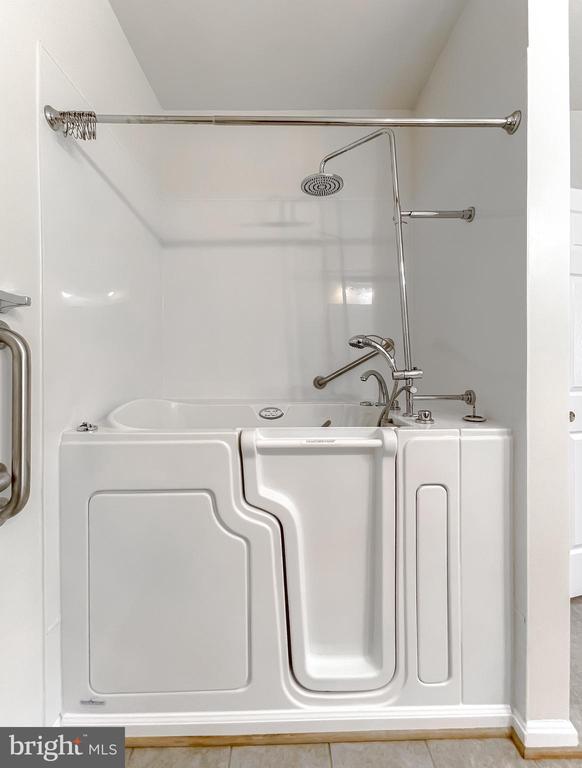 23560 F D R BOULEVARD Unit: 305