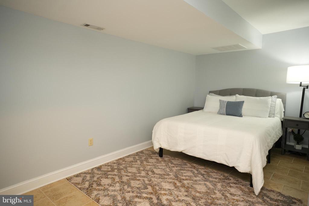 42921 HUNGERFORD COURT