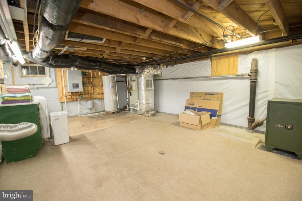 23075 HOLLYWOOD ROAD