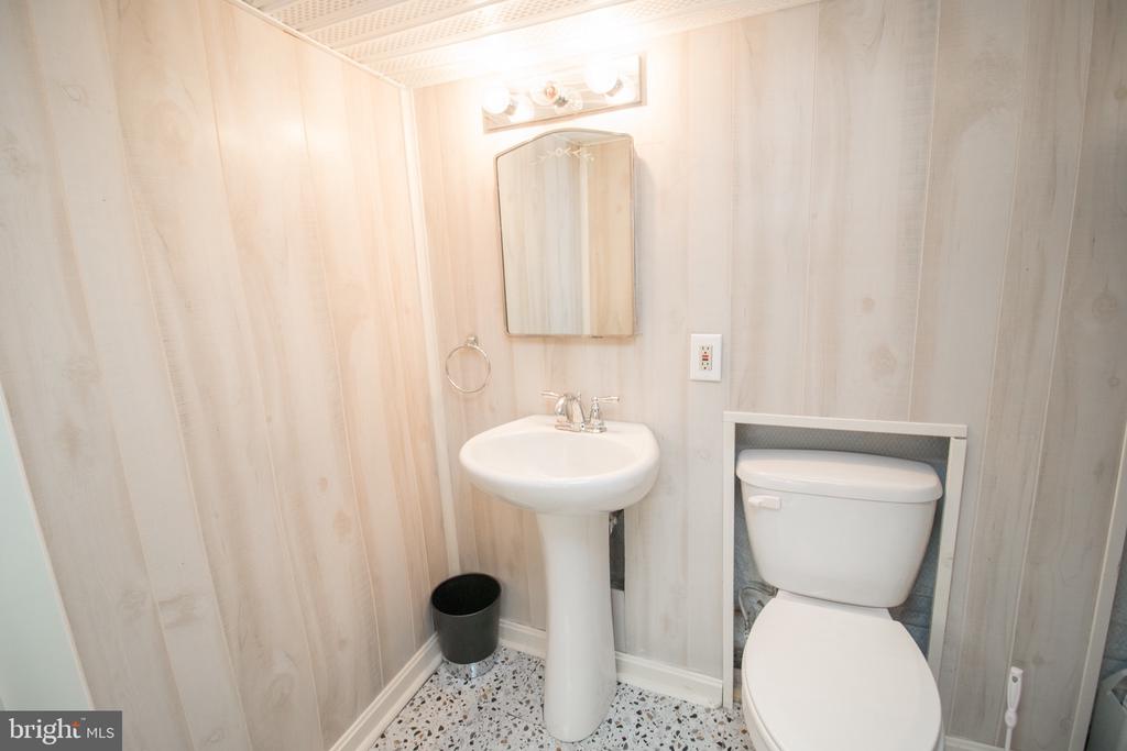 23075 HOLLYWOOD ROAD