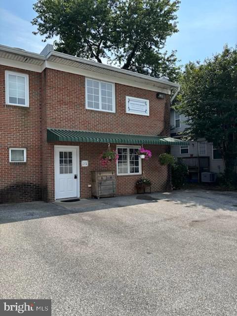 22756 LAWRENCE AVENUE Unit: 6