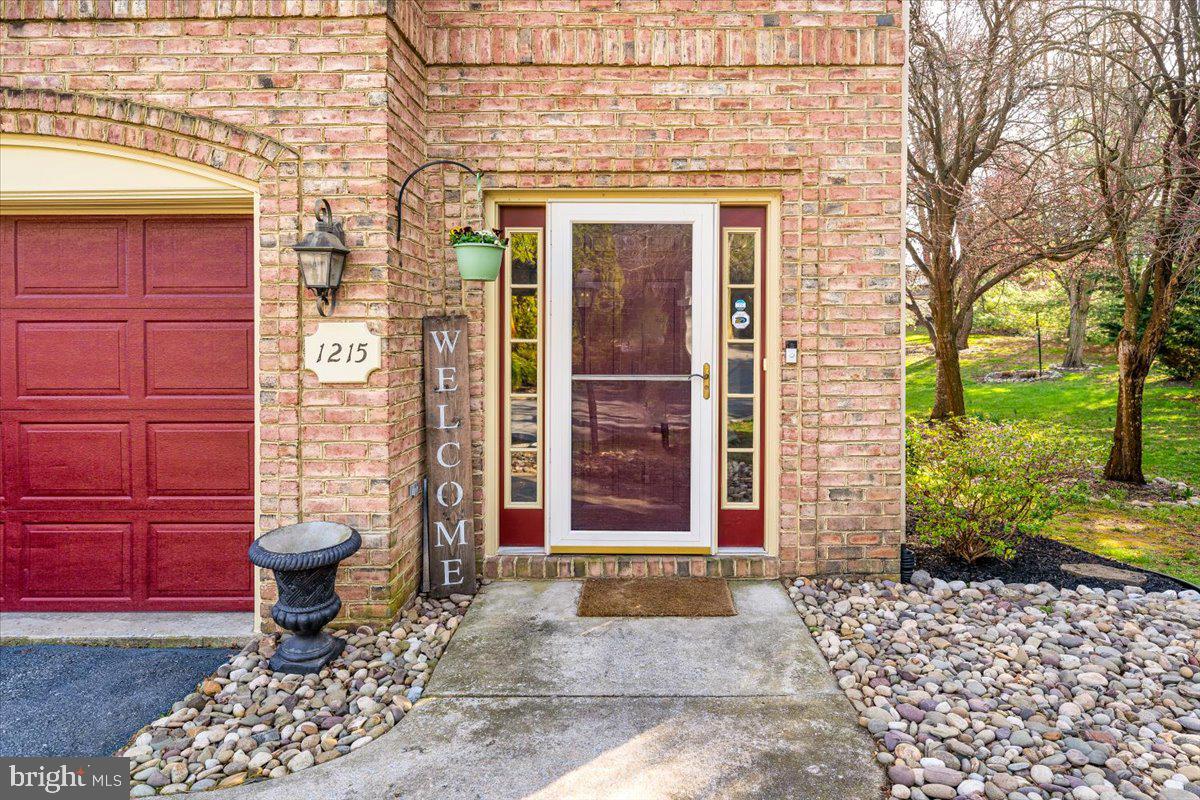 1215 Lindsay Ln
