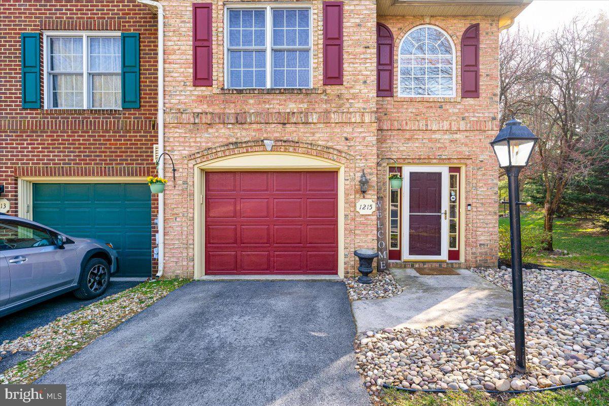 1215 Lindsay Ln