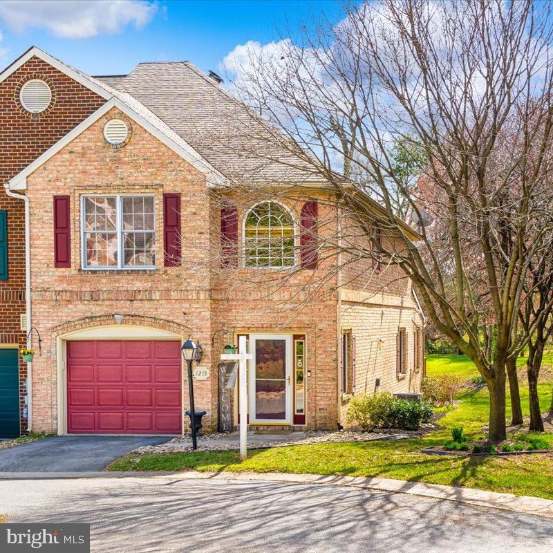 1215 Lindsay Ln
