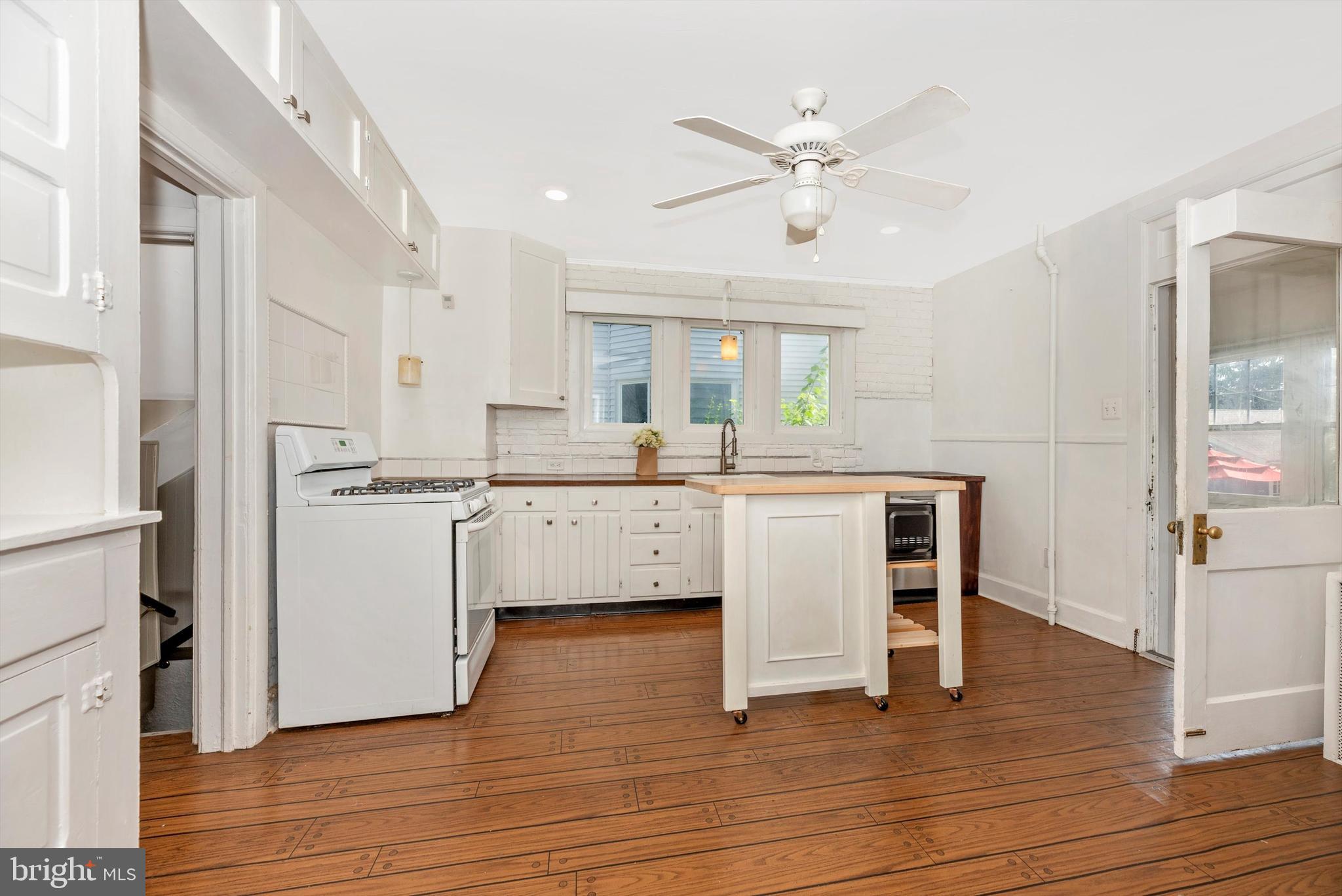 810 Dewey Ave