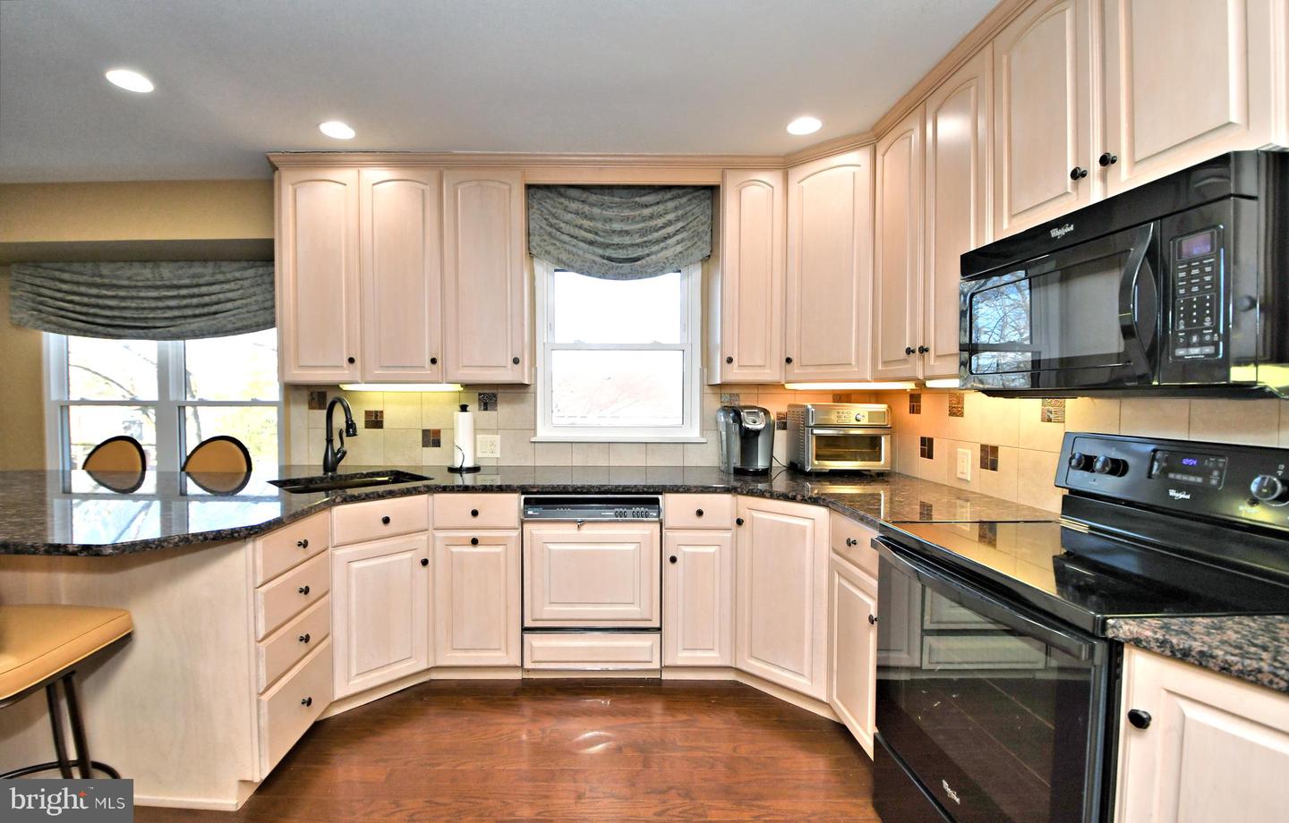 931 Edgewood LANE