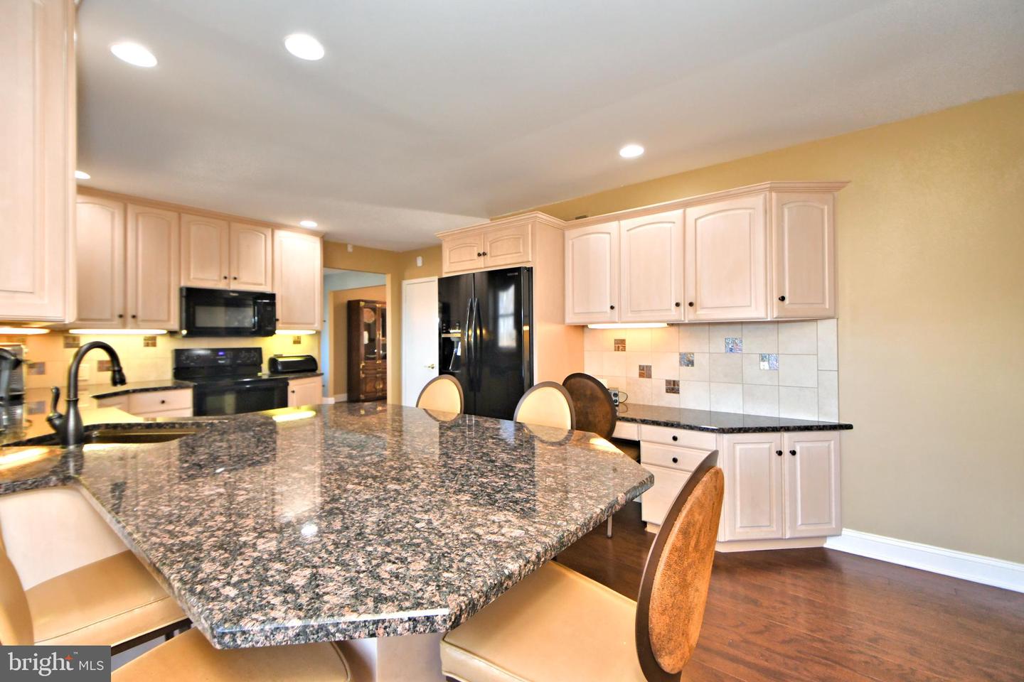 931 Edgewood LANE